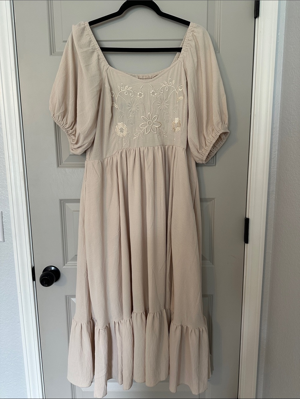 Women’s Cream/Beige Puff-Sleeve Embroidered Midi Dress NWT 1XL - Picture 4 of 10
